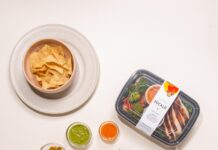 건강한 라이프스타일을 위한 다이어트와 운동의 필수성 white ceramic plate with food on white table