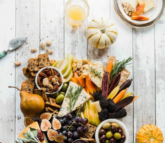 건강한 라이프스타일을 위한 식사와 운동의 필수성 flat lay photography of variety of fruits