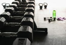 근력 운동의 중요성과 이점 black and gray dumbbells on floor