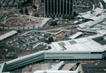 공항에서 발생하는 복합재난 상황…‘레디 코리아’로 대비한다 white and gray airplane on airport during daytime