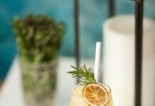 여름철 건강한 간편식 아이디어 pineapple juice on white wooden surface