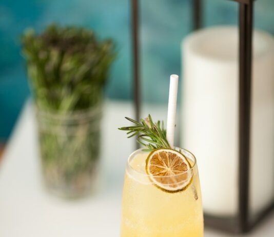 여름철 건강한 간편식 아이디어 pineapple juice on white wooden surface