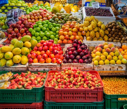 여름철 비타민 섭취 방법 red and green apples on red plastic crate