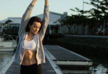 운동 전후로 필요한 스트레칭 방법 woman standing on dock