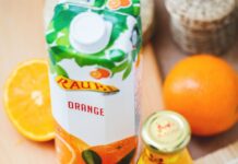 비타민 C의 효능과 섭취 방법 orange juice in glass beside container