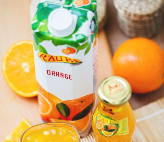 비타민 C의 효능과 섭취 방법 orange juice in glass beside container