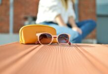 여름철 모자와 선글라스 선택법 sunglasses beside a purse