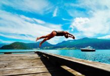여름철 건강한 체중 유지 비법 person jumping on body of water at daytime