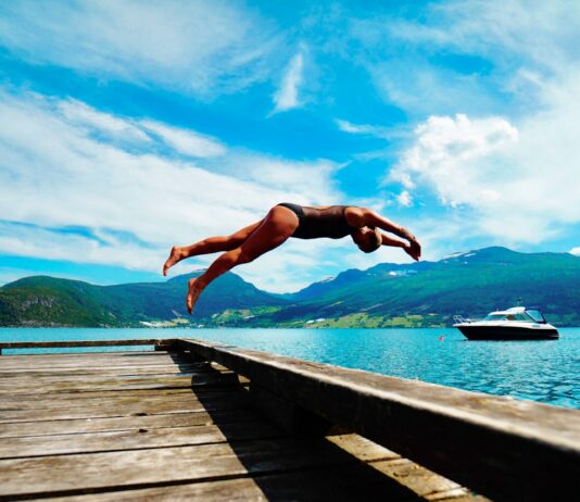 여름철 건강한 체중 유지 비법 person jumping on body of water at daytime