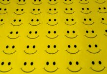 심리적 안정과 건강: 긍정적인 사고가 건강에 미치는 영향 yellow and black heart print textile