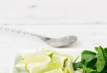 허브와 자연요법: 건강을 지키는 전통적 방법 green leaf beside a lime close-up photography