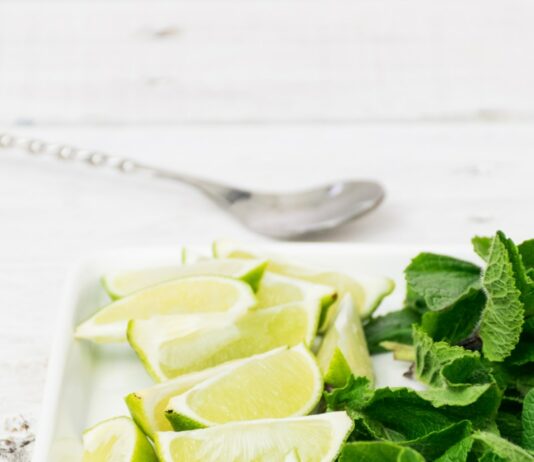허브와 자연요법: 건강을 지키는 전통적 방법 green leaf beside a lime close-up photography