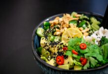 채소가 주는 건강한 에너지, 매일 한 접시의 기적 vegetable salad in gray bowl