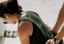 필라테스로 체형 교정, 꾸준한 운동으로 건강한 몸 만들기 person pressing woman's back