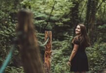 정신 건강을 위한 자기 관리 방법 woman standing beside post