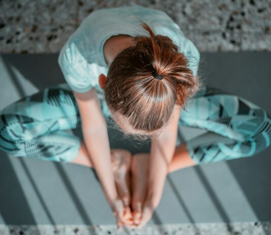 운동 중 체형 교정에 필수적인 필라테스 동작 girl in teal t-shirt lying on white and black stripe bed