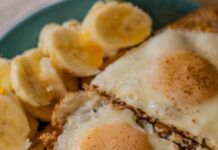 단백질 섭취가 운동 성과에 미치는 영향 white and brown pastry on blue ceramic plate
