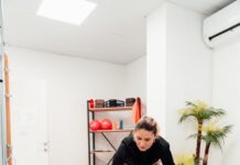 필라테스 강사 추천, 코어 근육을 기르는 기본 동작들 a couple of women are doing exercises in a gym