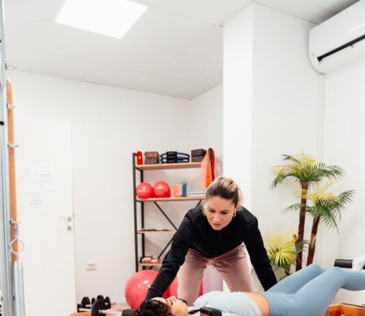 필라테스 강사 추천, 코어 근육을 기르는 기본 동작들 a couple of women are doing exercises in a gym