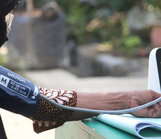 고혈압 관리에 도움 되는 식품과 운동 woman in brown and white leopard print bikini bottom holding blue and white plastic bottle