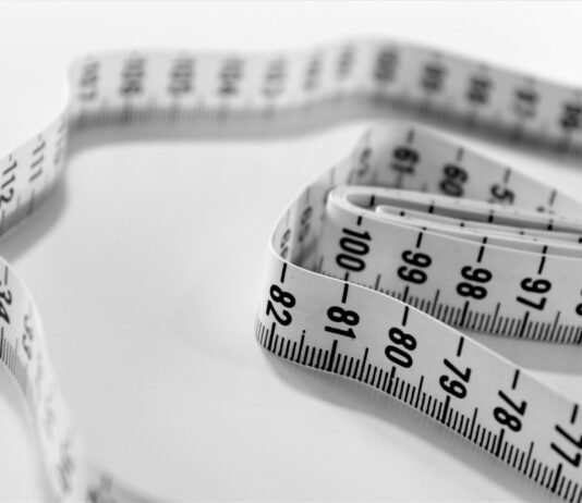 운동과 식단조절을 통한 체중감량 selective focus photography of tape measure