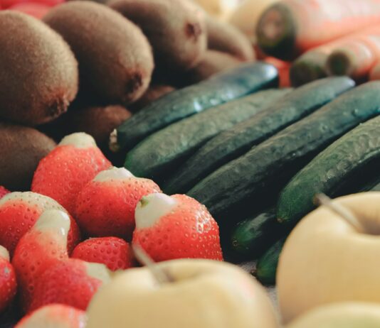 유산소 운동과 식단으로 심혈관 건강 관리하기 red apple and green cucumber