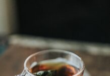 “한 끼 굶으면 속이 뒤집어져요”… 위산 역류 체질, 식단부터 바꿔야 합니다 shallow focus photography cup of tea