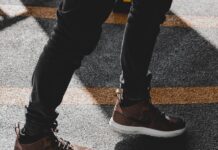 “걷기만 했을 뿐인데”…하루 7천 보가 주는 건강 변화 person wearing black and white nike sneakers