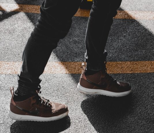 “걷기만 했을 뿐인데”…하루 7천 보가 주는 건강 변화 person wearing black and white nike sneakers