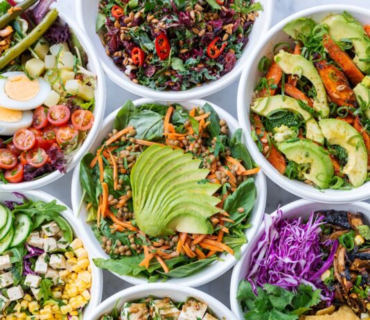 건강한 식단, 작은 변화가 만드는 큰 차이 green and purple vegetable salad