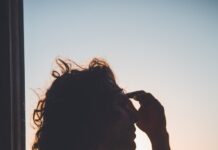 스트레스, 제대로 알면 관리할 수 있다 man holding forehead under sunset