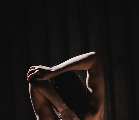 직장인 건강, 작은 습관으로 큰 변화를 만든다 woman wearing black sports bra