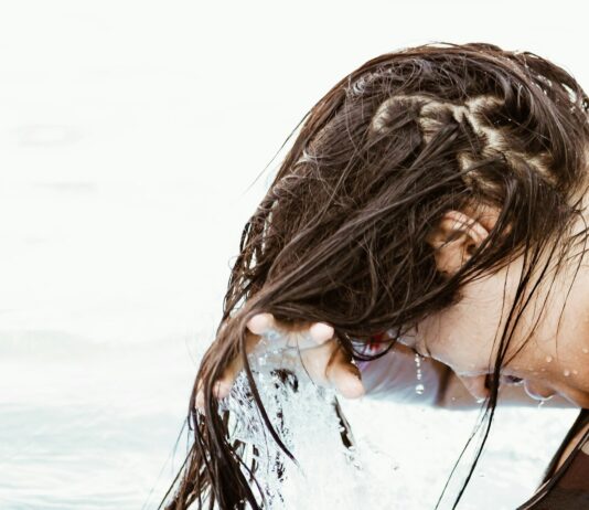 건강한 두피와 모발을 위한 올바른 헤어 관리법 woman in body of water