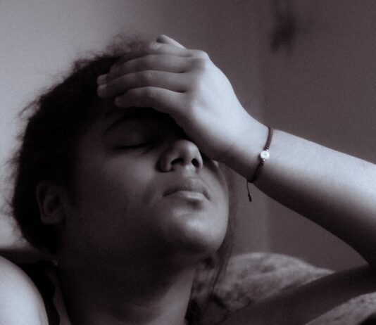 감정 피로와 신체 피로의 경계: 만성피로가 되지 않기 위한 생활리듬 a black and white photo of a woman sitting on a couch